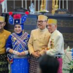 Masyarakat mandar juga memiliki warisan budaya berupa sarung tenun khas yang dikenal dengan nama lipa sabe